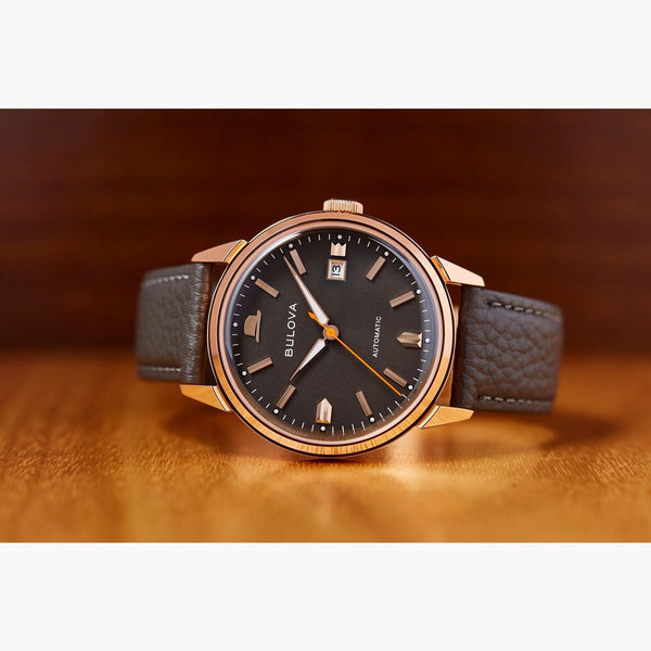 Reloj Bulova Summer Wind Frank Sinatra de caballero banda de piel - Vista lateral