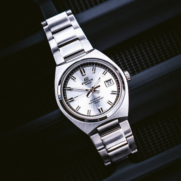 109D Reloj Edifice Hombre Brazalete de Acero Plateado - Vista lateral