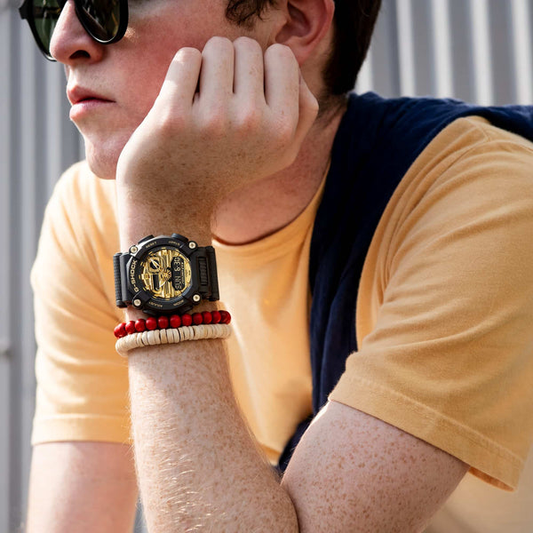 GA-900AG Reloj G-Shock Hombre Resina Negro y Dorado - Vista lateral