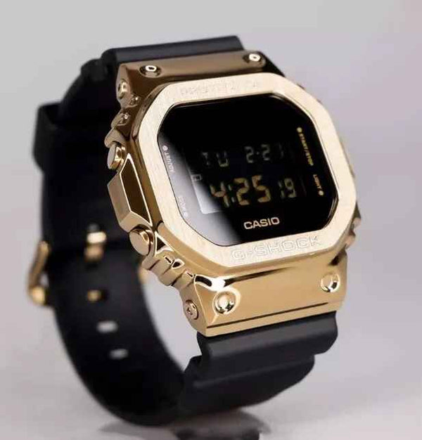 GM-5600UG Reloj G-Shock Hombre Acero Dorado Resina Negra - Vista lateral