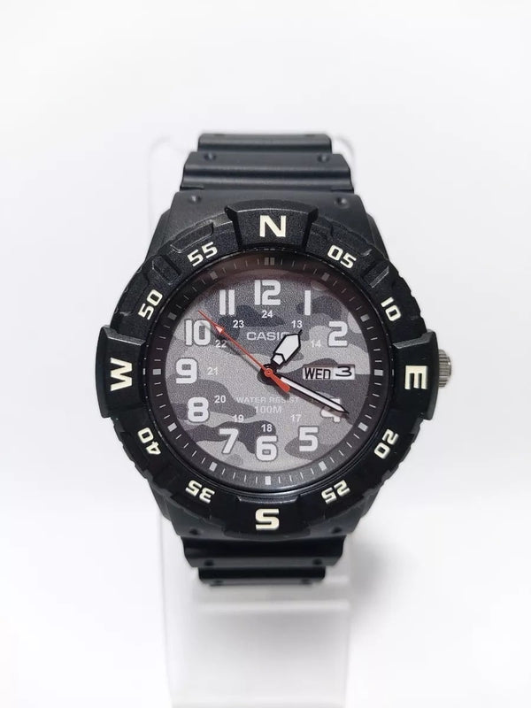 220HCM Reloj Casio Hombre Resina Negro Esfera Camuflaje - Vista lateral