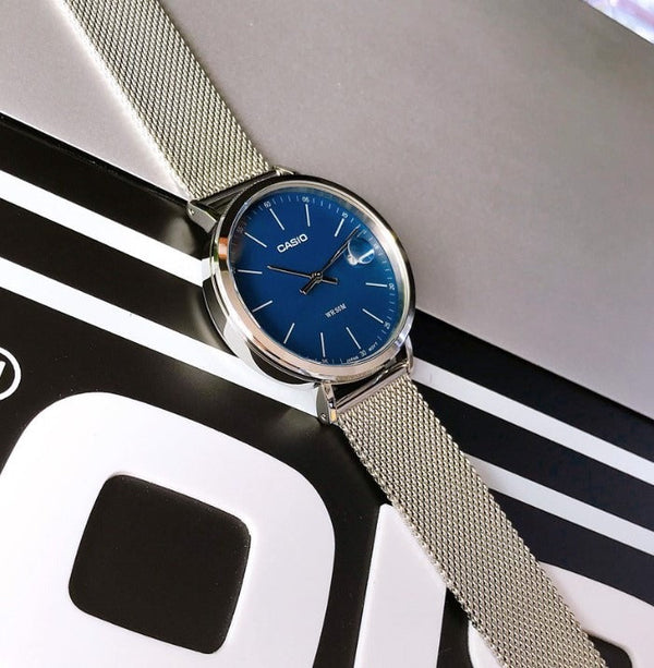 B120M Reloj Casio Hombre Malla de Acero Esfera Azul - Vista lateral