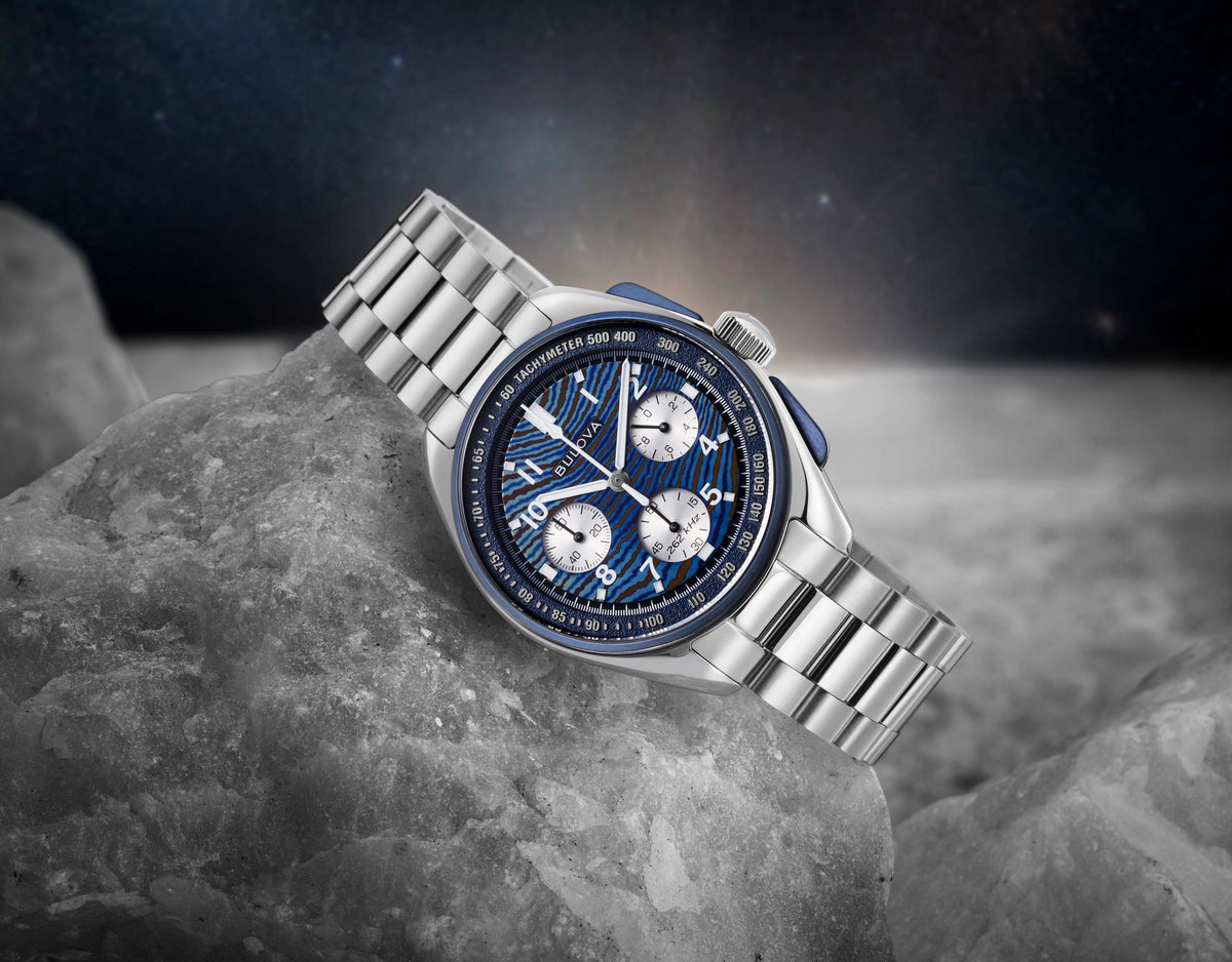 Bulova Lunar Pilot Timascus 98A329 con esfera azul de titanio forjado sobre una roca lunar