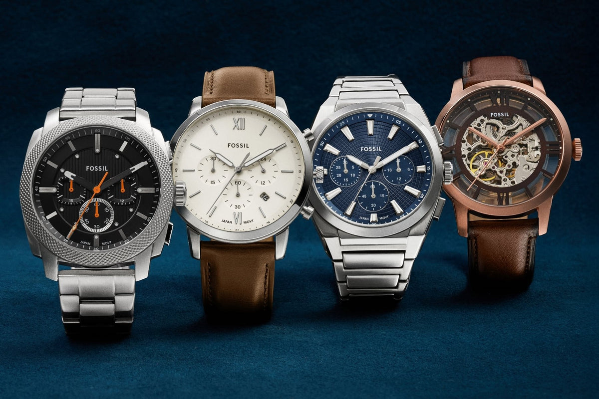 Cuatro relojes Fossil sobre terciopelo azul: cronógrafos de acero y cuero y un automático