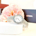 Reloj Bulova Classic Crystal Mujer Acero Plateado Nácar - Vista trasera