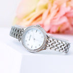 Reloj Bulova Classic Crystal Mujer Acero Plateado Nácar - Detalle de esfera