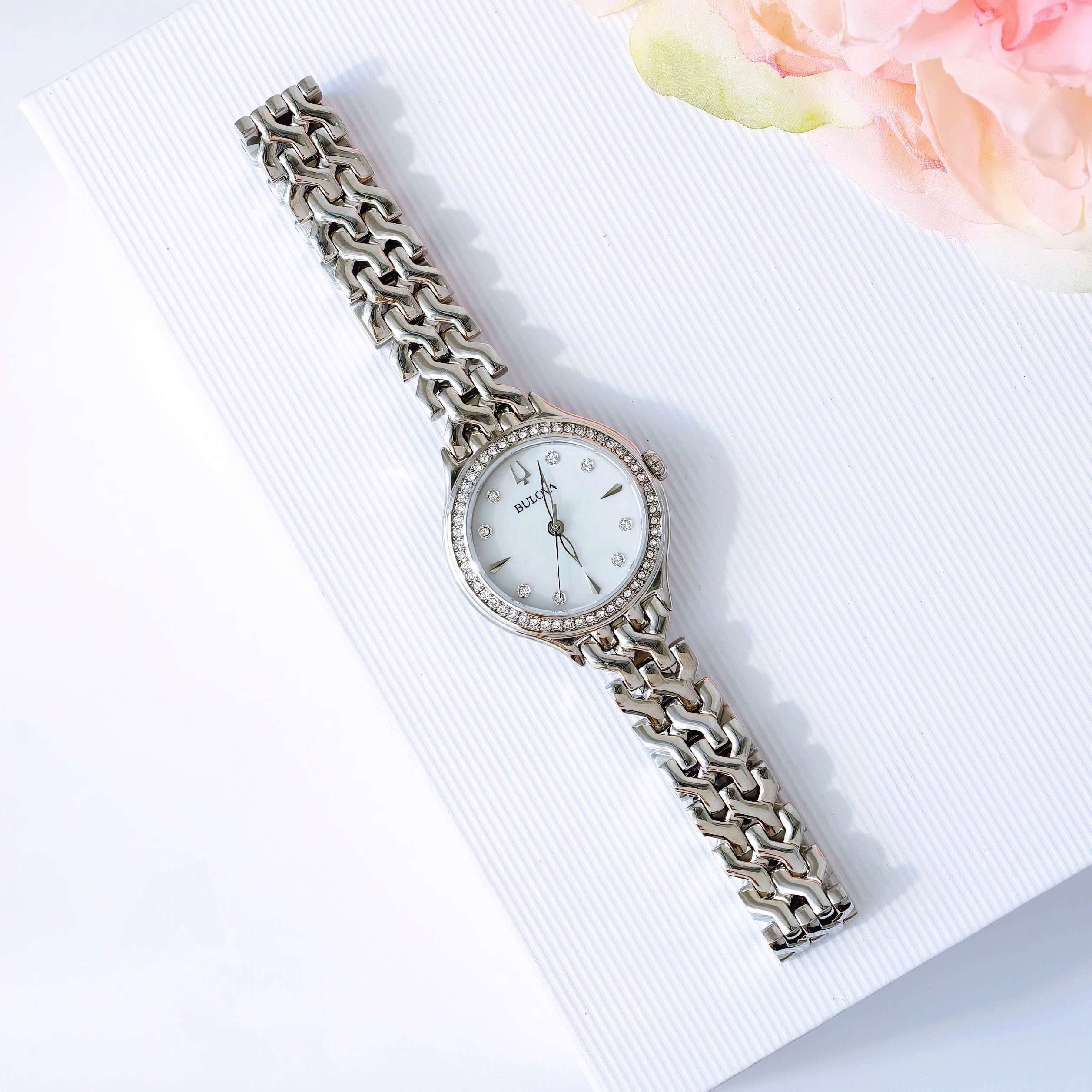 Reloj Bulova Classic Crystal Mujer Acero Plateado Nácar - Vista lateral