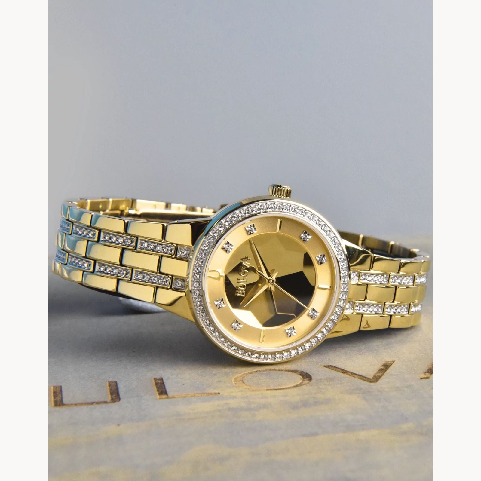 Reloj Bulova Phantom Mujer Correa de Acero Dorado - Detalle de esfera