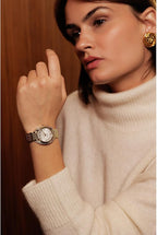Reloj Bulova Classic Mujer Correa de Acero Dorado - Vista lateral