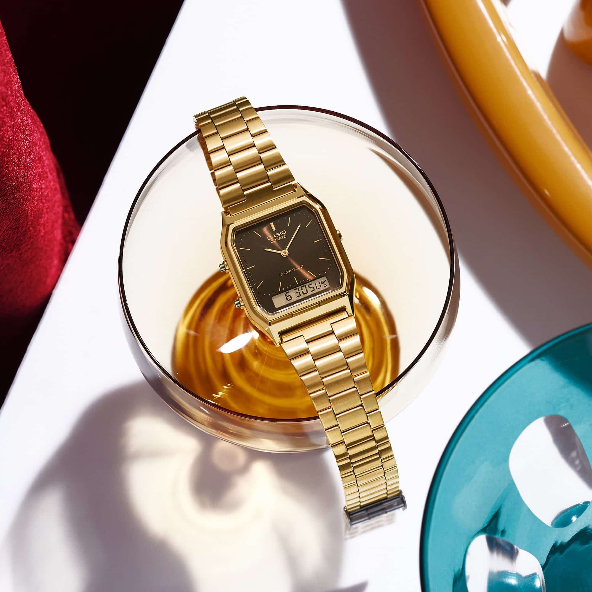 AQ-230GA Reloj Casio Vintage Unisex Acero Dorado - Vista lateral