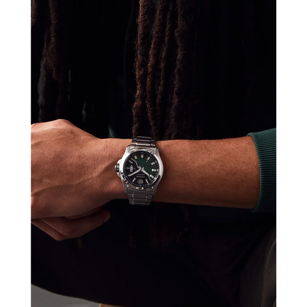 Reloj 56W Citizen The Hulk Marvel edition de hombre pulsera de metal Eco-drive - Vista lateral