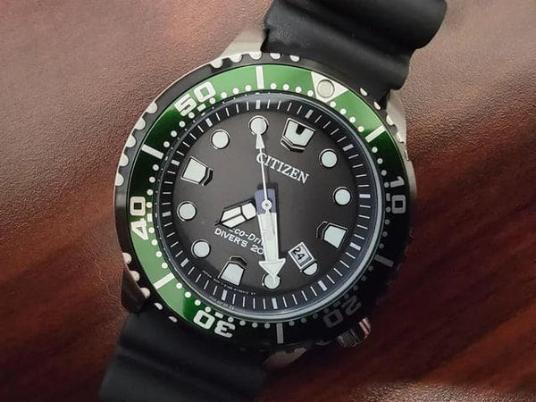 08E Citizen Eco-drive reloj para caballero pulsera de resina - Vista lateral