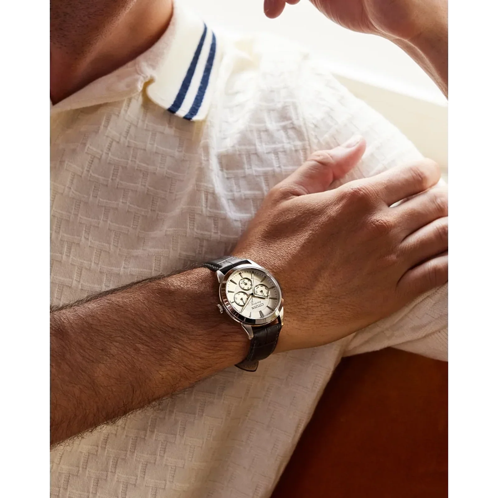 01A Reloj Citizen Rolan Hombre Correa Piel Negra - Detalle de esfera