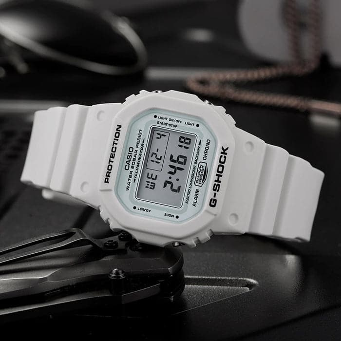 DW-5600MW Reloj G-Shock Digital Unisex Resina Blanco - Vista lateral