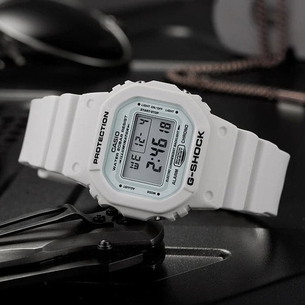 DW-5600MW Reloj G-Shock Digital Unisex Resina Blanco - Vista lateral