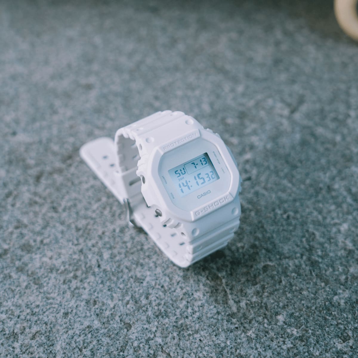 DW-5600WW-7 Reloj G-Shock Hombre Resina Blanco - Detalle de esfera