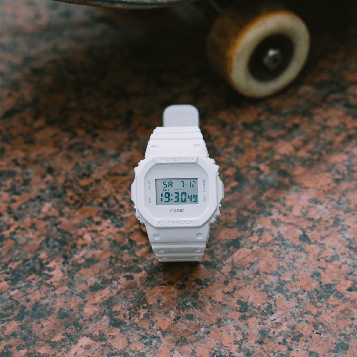 DW-5600WW-7 Reloj G-Shock Hombre Resina Blanco - Vista lateral