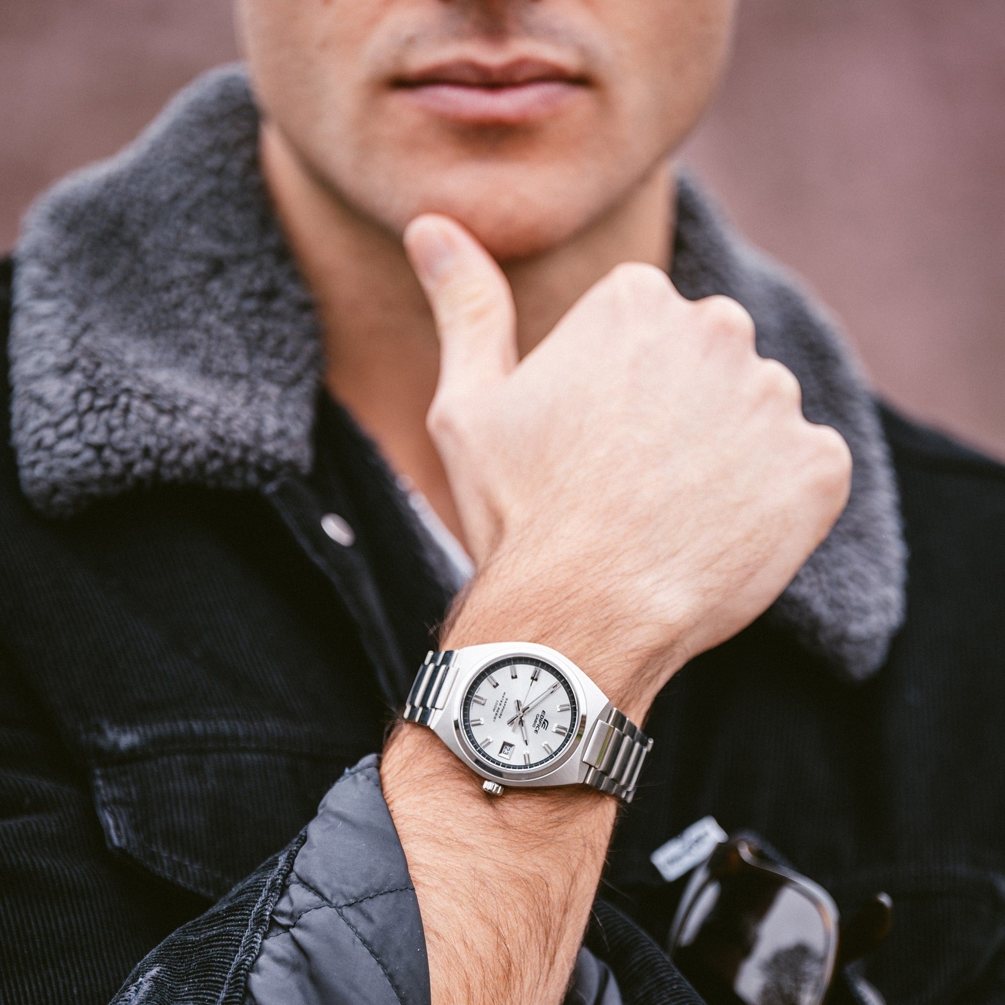 109D Reloj Edifice Hombre Brazalete de Acero Plateado - Vista trasera
