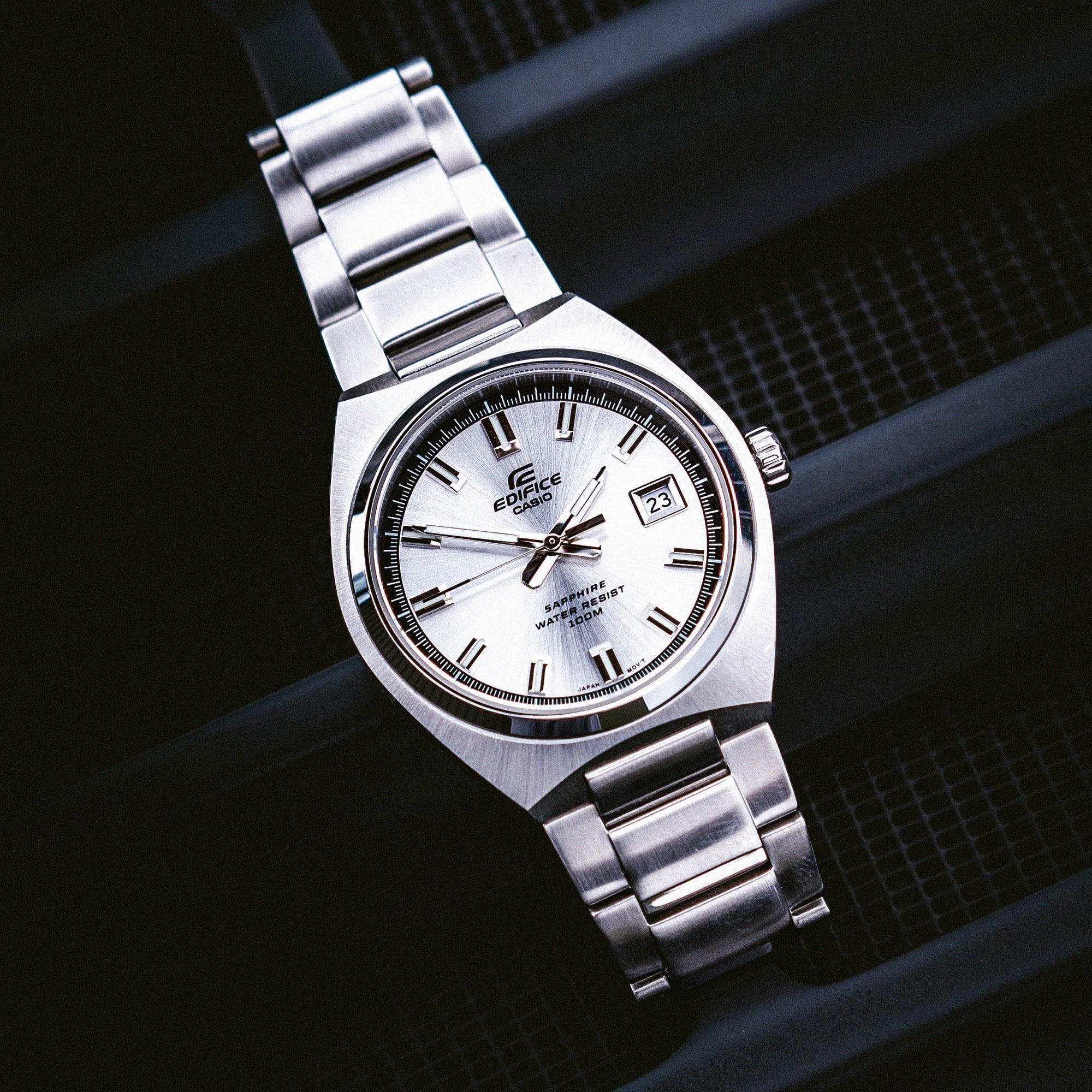 109D Reloj Edifice Hombre Brazalete de Acero Plateado - Vista lateral