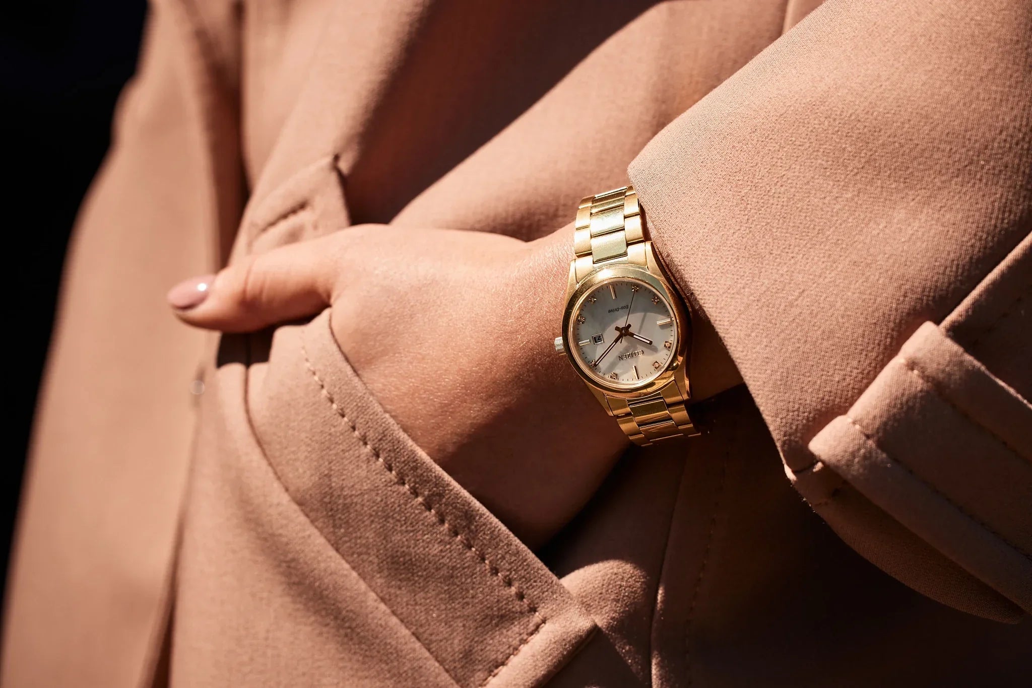 Reloj Citizen Eco-Drive Mujer Acero Tono Dorado - Vista trasera