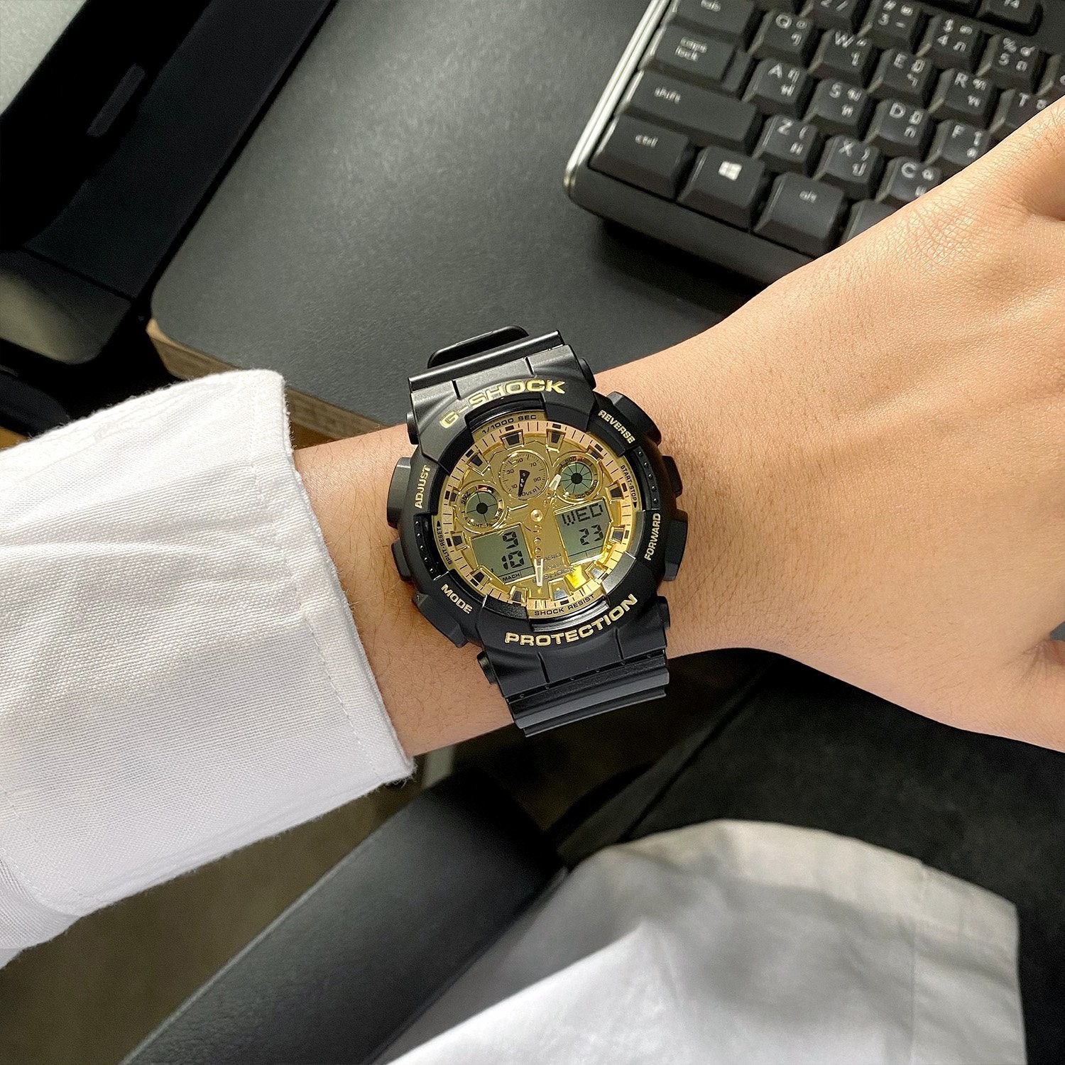 GA-100GGB-1A9 Reloj G-Shock Hombre Correa Resina Negro Dorado - Vista lateral