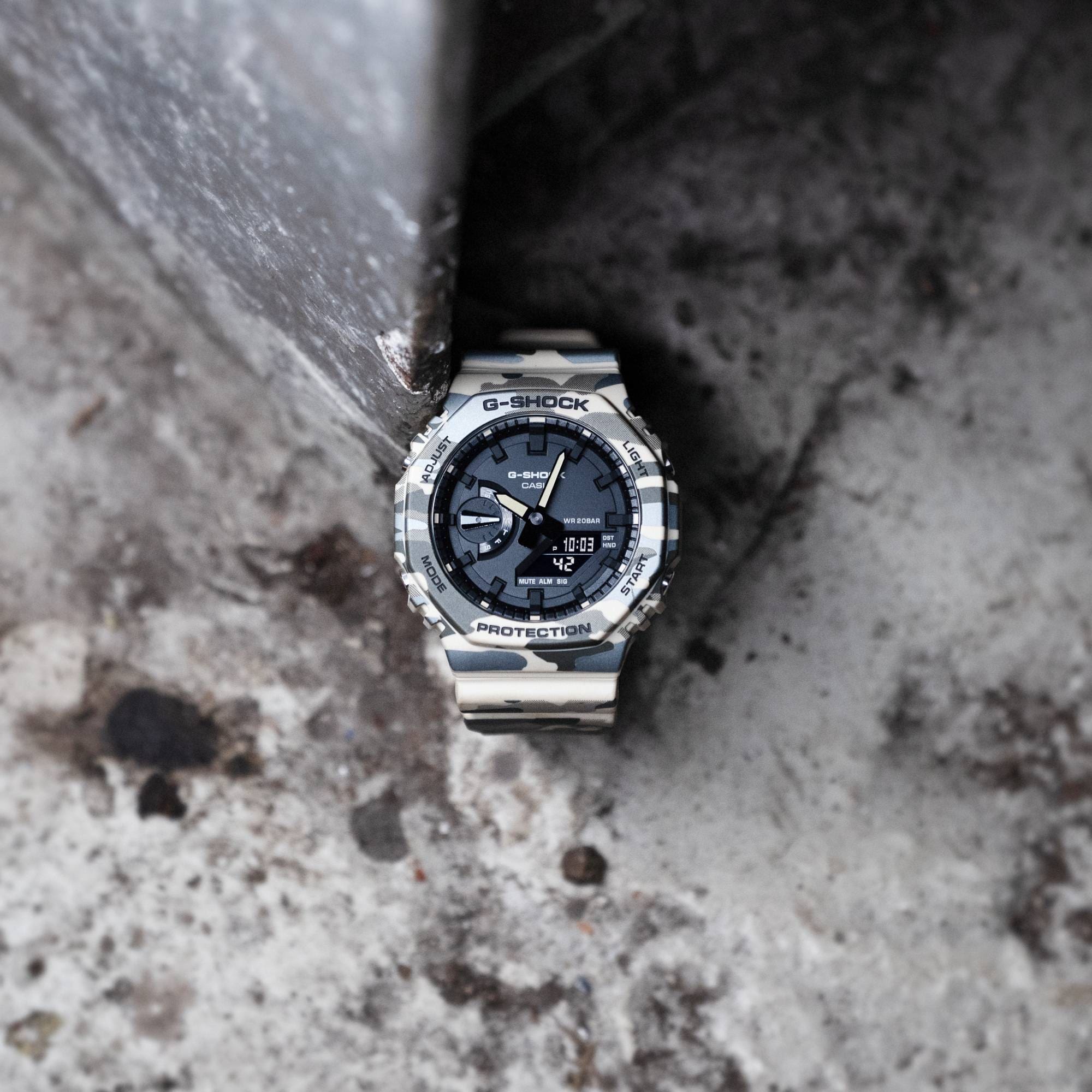 GA-2100CM-5A Reloj G-Shock unisex correa de caucho doble hora - Vista lateral