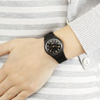 Reloj Swatch Golden Tag Unisex Silicona Negro - Vista trasera