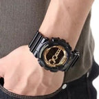 GD-100GB Reloj G-Shock Hombre Resina Negro Dorado - Vista trasera