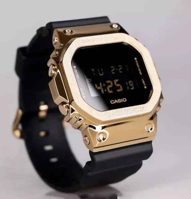 GM-5600UG Reloj G-Shock Hombre Acero Dorado Resina Negra - Vista lateral