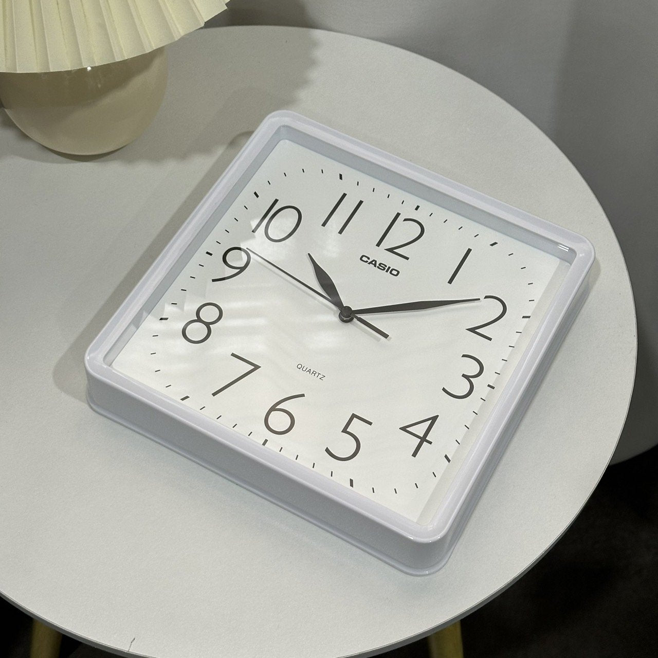 IQ-06 Reloj de Pared Casio Cuadrado Resina Blanco - Detalle de esfera