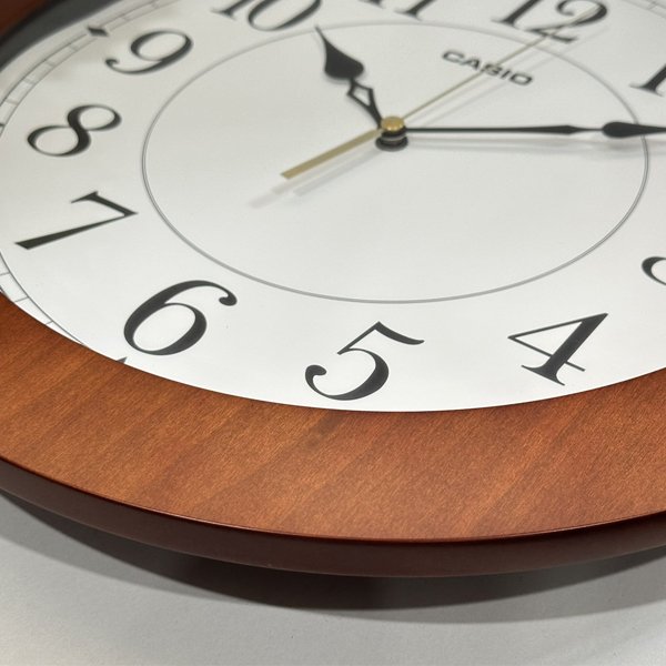 IQ-133-5 Reloj de pared Casio de madera