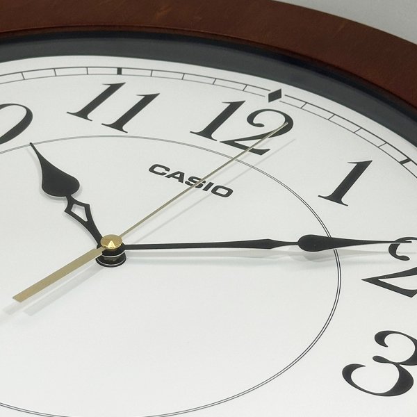 IQ-133-5 Reloj de pared Casio de madera