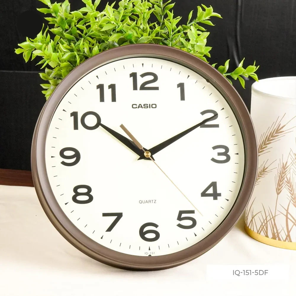 IQ-151 Reloj de Pared Casio Resina Marrón Fondo Crema - Detalle de esfera