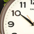 IQ-151 Reloj de Pared Casio Resina Marrón Fondo Crema - Vista lateral
