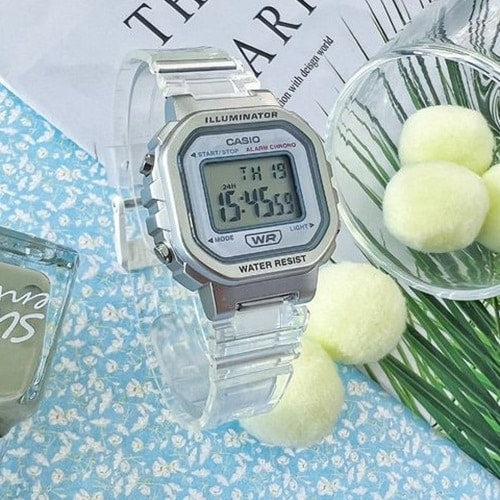 LA-20WHS Reloj Casio Illuminator Unisex Resina Transparente - Detalle de esfera