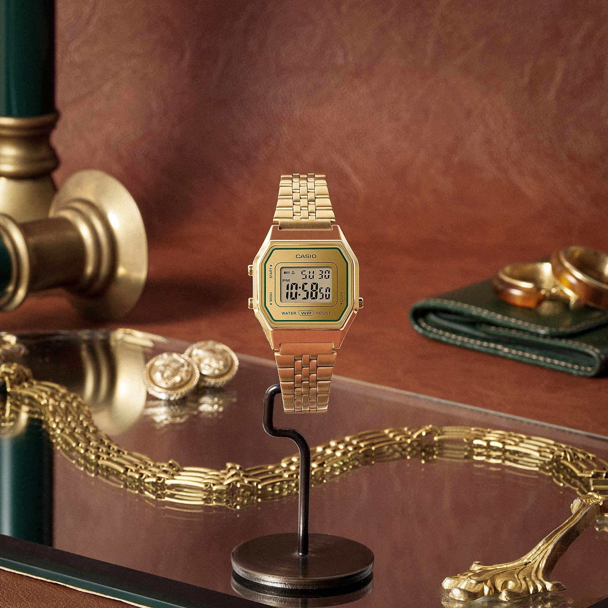 Reloj Casio Vintage Unisex Correa Acero Dorado - Vista trasera