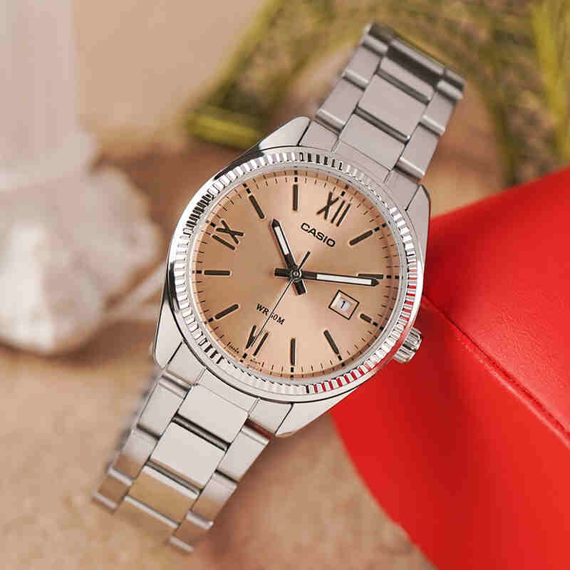 1302DD Reloj Casio Mujer Correa Acero Esfera Rosa Pálido - Detalle de esfera