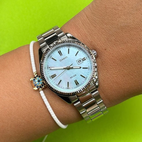 1302DS Reloj Casio Mujer Brazalete Acero Esfera Nácar - Detalle de esfera