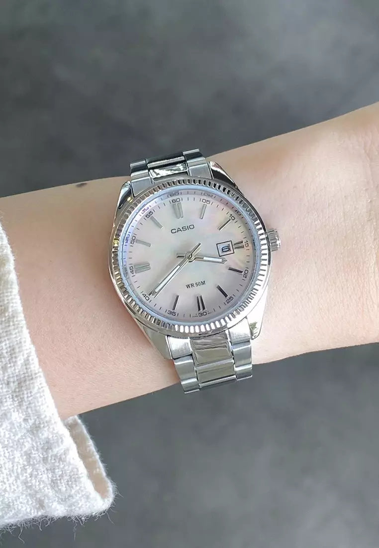 1302DS Reloj Casio Mujer Correa de Acero Esfera Nácar - Detalle de esfera