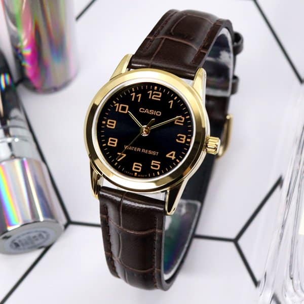 V001GL Reloj Casio Mujer Caja Dorada Correa de Cuero - Vista trasera