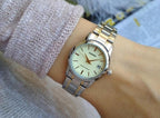 V002SG Reloj Casio Mujer Correa de Acero Bicolor - Vista trasera