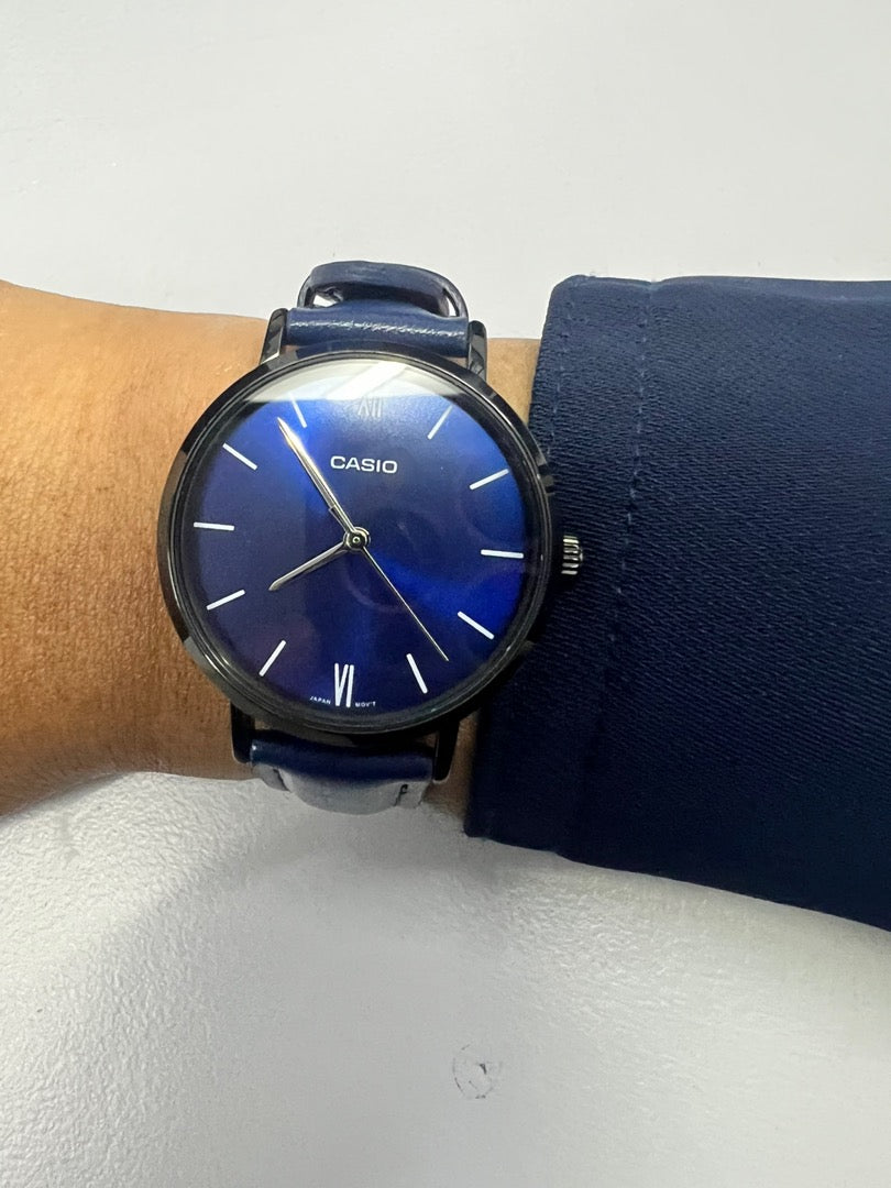 VT02BL Reloj Casio Mujer Correa de Cuero Azul - Vista lateral