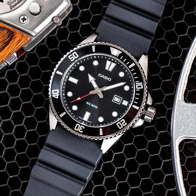 10 Reloj Casio MDV Hombre Correa de Resina Negro - Detalle de esfera
