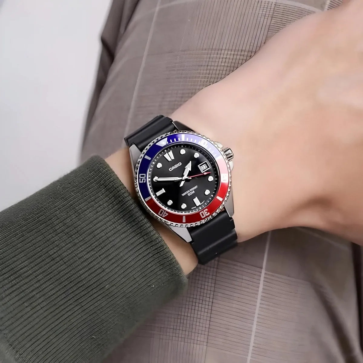 10 Reloj Casio Hombre Correa Resina Bisel Bicolor - Detalle de esfera