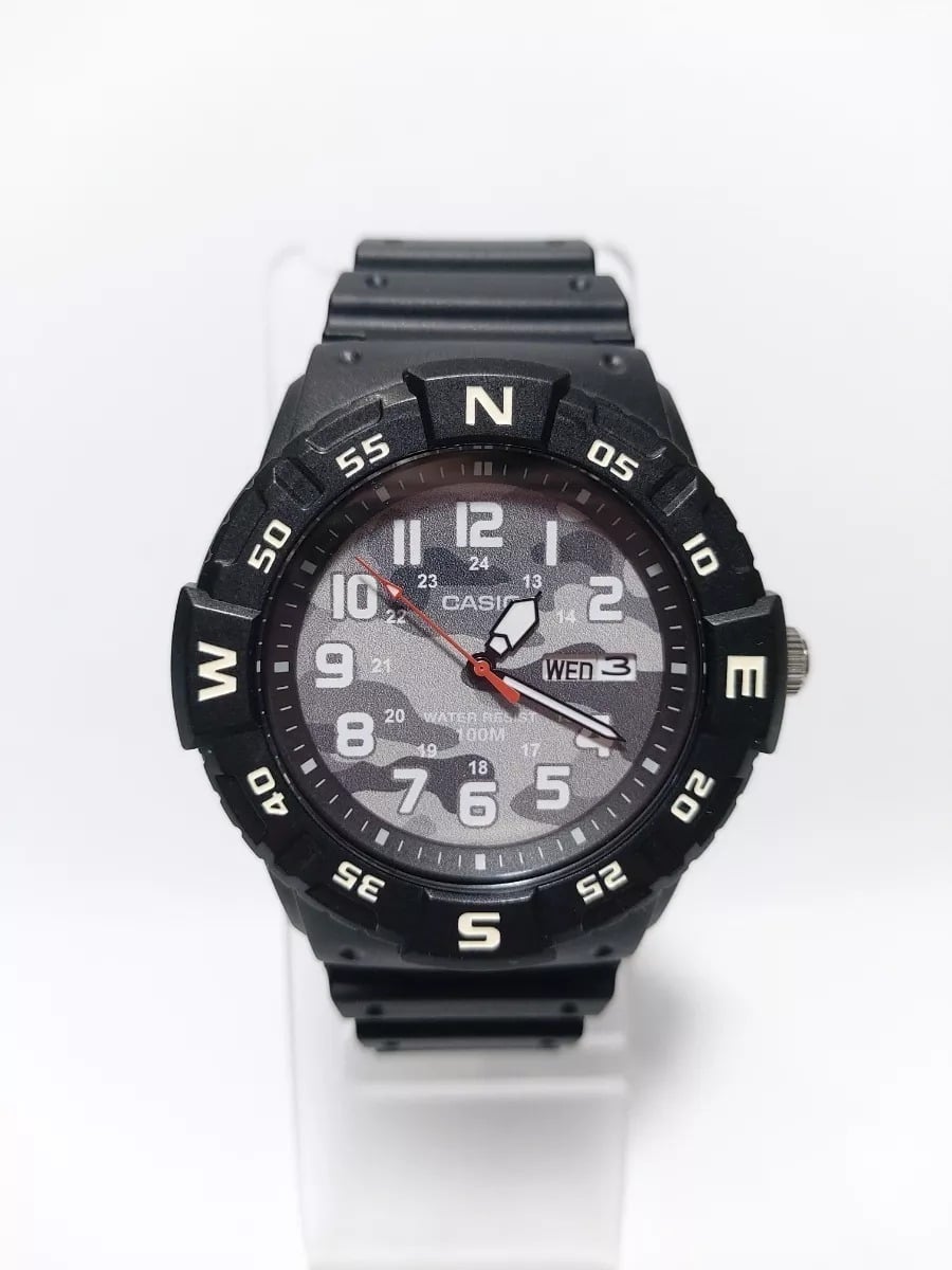 220HCM Reloj Casio Hombre Resina Negro Esfera Camuflaje - Vista lateral