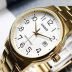 V002G Reloj Casio Clásico Hombre Acero Dorado - Detalle de esfera