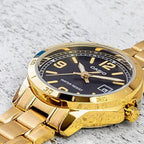 V004G Reloj Casio Hombre Acero Dorado Esfera Negra - Vista lateral