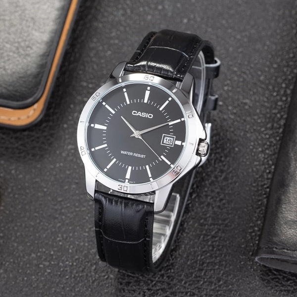V004L Reloj Casio Hombre Correa de Cuero Negro - Vista lateral