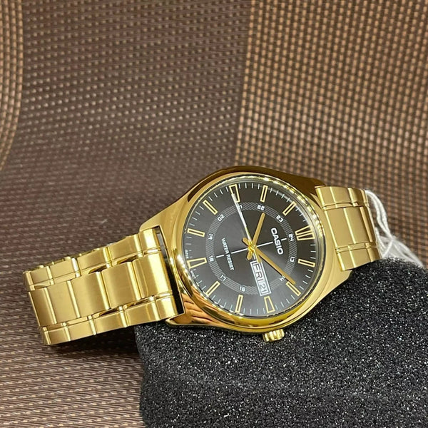 V006G Reloj Casio Clásico Hombre Brazalete de Acero - Vista lateral