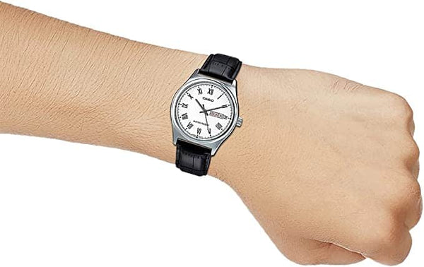 V006L Reloj Casio Hombre Correa de Cuero Negra - Vista lateral